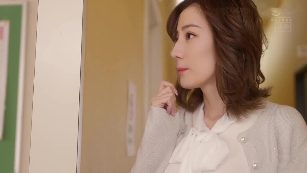 迪丽热巴饰失恋女教师饥渴难耐，主动勾引男学生激烈内射求安慰